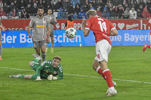 Lucas Brumme Essen 14 scores the goal to make it 1-0 on October 23, 2026 ¢ Soccer ¢ Rot Weiss Essen vs. Jahn Regensburg, Essen Stadium, Essen, DFB and DFL regulations prohibit any use of photographs as image sequences and or quasi-video Copyright: xpepphotox xSaschaxWeizx pep00321, pep_20261023_sw