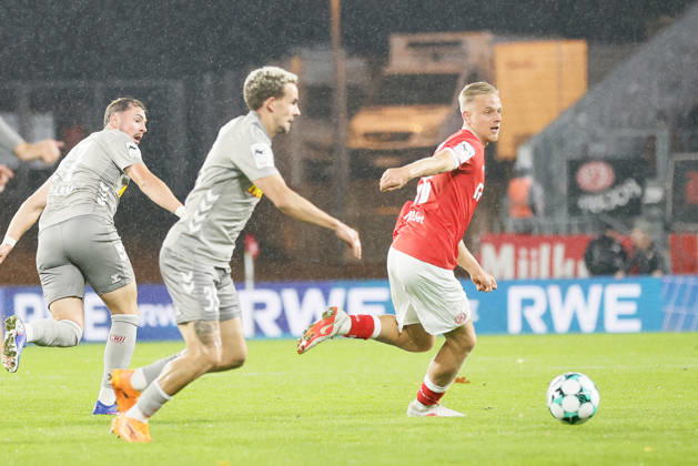 Soccer, 3rd Division, Matchday 11: Rot-Weiss Essen vs. Jahn Regensburg on October 23, 2026, at the Stadion an der Hafenstraße in Essen. Janne Sietan, Rot-Weiss Essen