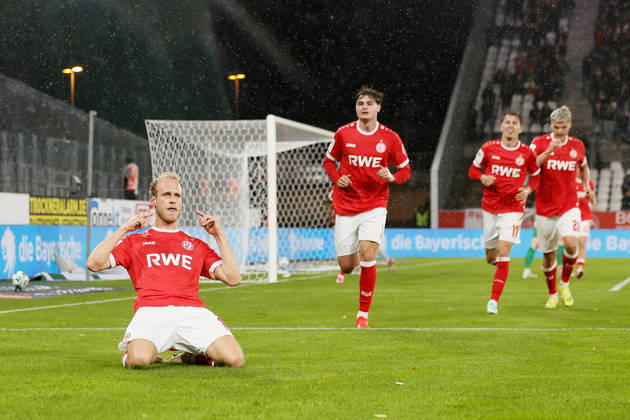 Soccer, 3rd Division, Matchday 11: Rot-Weiss Essen vs. Jahn Regensburg on October 23, 2026, at the Stadion an der Hafenstraße in Essen. Goal celebration by Rot-Weiss Essen s Lukas Brumme. Rot-Weiss Essen