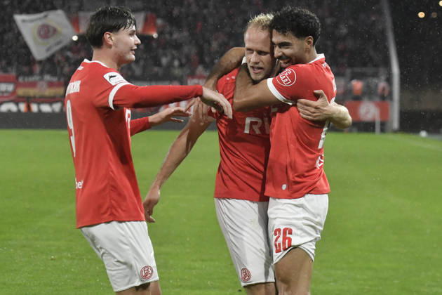 Lucas Brumme (Essen 14) celebrates with his teammates after scoring the 1-0 goal on October 23, 2026 ¢ Soccer ¢ Rot Weiss Essen vs. Jahn Regensburg, Essen Stadium, Essen, DFB and DFL regulations prohibit any use of photographs as image sequences and or quasi-video Copyright: xpepphotox xSaschaxWeizx pep00321, pep_20261023_sw