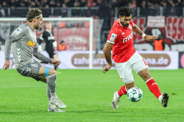 Soccer, 3rd Division, Matchday 11: Rot Weiss Essen vs. Jahn Regensburg on October 23, 2026, at the Stadion an der Hafenstraße in Essen. David Philipp (Regensburg, left) and Ekin Celebi (Essen, right). DFB regulations prohibit any use of photographs as image sequences and or quasi-video. xJRx