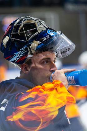 Kassel, Germany, October 22, 2026; DEL2 2026–2027, Game 11: Kassel Huskies vs. Blue Devils Weiden. Pictured: Goaltender Patrik Mühlberger (BDW) drinking during the warm-up at Probonio Arena in Hesse. Copyright: xFotostandx xKruczynskix