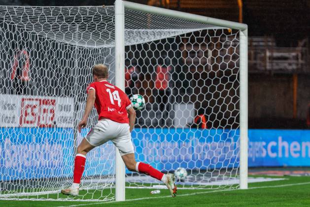 Soccer, 3rd Division, Matchday 11: Rot Weiss Essen vs. Jahn Regensburg on October 23, 2026, at the Stadion an der Hafenstraße in Essen. Lucas Brumme of Essen scores the 1-0 goal. DFB regulations prohibit any use of photographs as image sequences and or quasi-video. xJRx