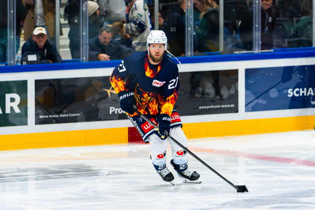 Kassel, Germany, October 22, 2026; DEL2 2026–2027, Game 11: Kassel Huskies vs. Blue Devils Weiden. Pictured: Eden Angelus Hofverberg (BDW) with the puck at Probonio Arena Hessen. Copyright: xFotostandx xKruczynskix