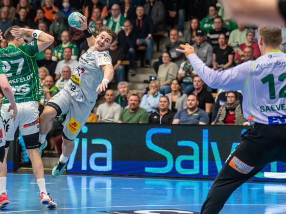 Felix Aellen of ThSV Eisenach, 22, beats Oskar Sunnefeldt of Frisch Auf Goeppingen, 27; Frisch Auf Goeppingen vs. ThSV Eisenach, Handball, 1st Bundesliga, Men, 2026–2027 Season, October 23, 2026, Frisch Auf Göppingen vs. ThSV Eisenach, Handball, 1st Bundesliga, Men, 2026–2027 season, October 23, 2026, Göppingen Copyright: xEibner-Pressefoto MichaelxSchmidx EP_MST