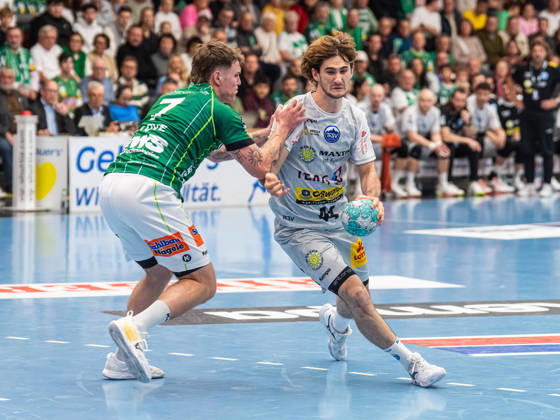Stephan Seitz (ThSV Eisenach), 44, in a one-on-one battle with Victor Kloeve (Frisch Auf Goeppingen), 07, Frisch Auf Goeppingen vs. ThSV Eisenach, Handball, 1st Bundesliga, Men, 2026–2027 Season, October 23, 2026, Frisch Auf Göppingen vs. ThSV Eisenach, Handball, 1st Bundesliga, Men, 2026–2027 season, October 23, 2026, Göppingen Copyright: xEibner-Pressefoto MichaelxSchmidx EP_MST