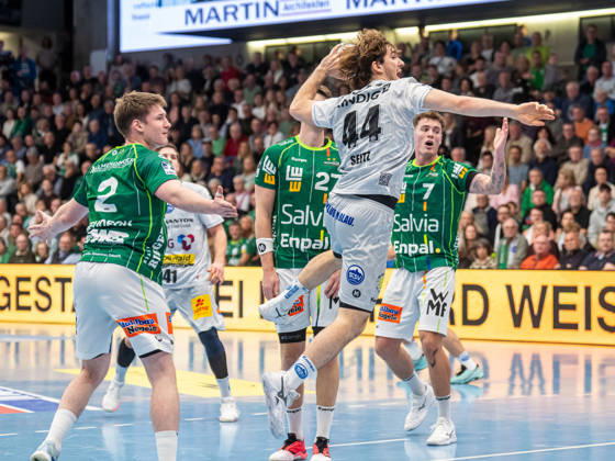 Stephan Seitz of ThSV Eisenach, 44, finds the gap between Oskar Neudeck of Frisch Auf Goeppingen, 02, and Oskar Sunnefeldt of Frisch Auf Goeppingen, 27, Frisch Auf Goeppingen vs. ThSV Eisenach, Handball, 1st Bundesliga, Men, 2026–2027 season, October 23, 2026, Frisch Auf Göppingen vs. ThSV Eisenach, Handball, 1st Bundesliga, Men, 2026–2027 season, October 23, 2026, Goeppingen Copyright: xEibner-Pressefoto MichaelxSchmidx EP_MST