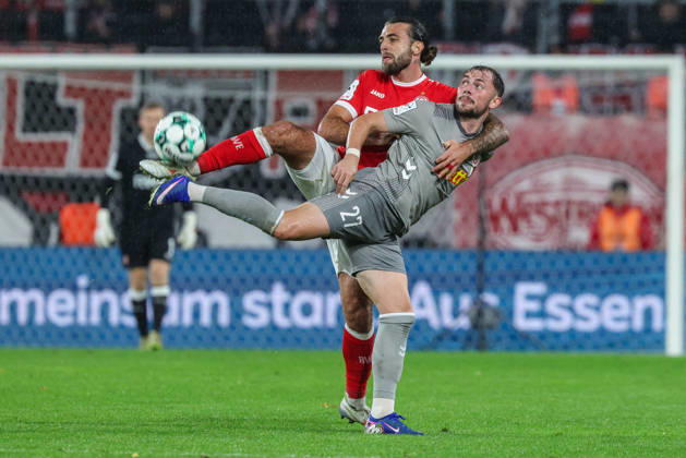 Soccer, 3rd Division, Matchday 11: Rot Weiss Essen vs. Jahn Regensburg on October 23, 2026, at the Stadion an der Hafenstraße in Essen. Lucas Hermes (Regensburg), in the foreground; José Enrique Ríos Alonso (Essen), in the background. DFB regulations prohibit any use of photographs as image sequences and or quasi-video. xJRx