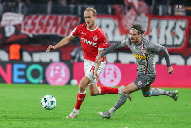 Soccer, 3rd Division, Matchday 11: Rot Weiss Essen vs. Jahn Regensburg on October 23, 2026, at the Stadion an der Hafenstraße in Essen. Lucas Brumme (Essen, left); David Philipp (Regensburg, right). DFB regulations prohibit any use of photographs as image sequences and or quasi-video. xJRx