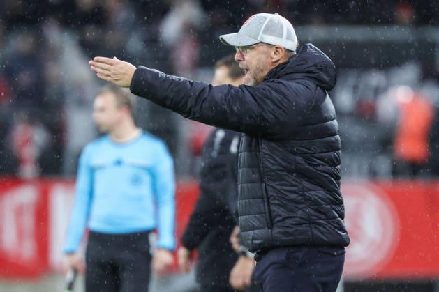 Soccer, 3rd Division, Matchday 11: Rot Weiss Essen vs. Jahn Regensburg on October 23, 2026, at the Stadion an der Hafenstraße in Essen. Sascha Hildmann, Head Coach of Regensburg. DFB regulations prohibit any use of photographs as image sequences and or quasi-video. xJRx
