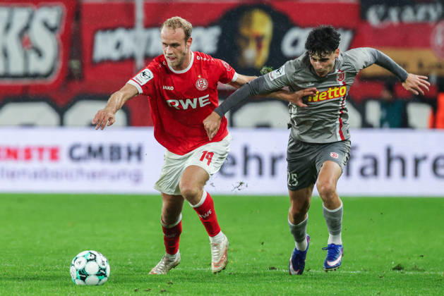 Soccer, 3rd Division, Matchday 11: Rot Weiss Essen vs. Jahn Regensburg on October 23, 2026, at the Stadion an der Hafenstraße in Essen. Lucas Brumme (Essen, left); Nicolas Oliveira (Regensburg, right). DFB regulations prohibit any use of photographs as image sequences and or quasi-video. xJRx