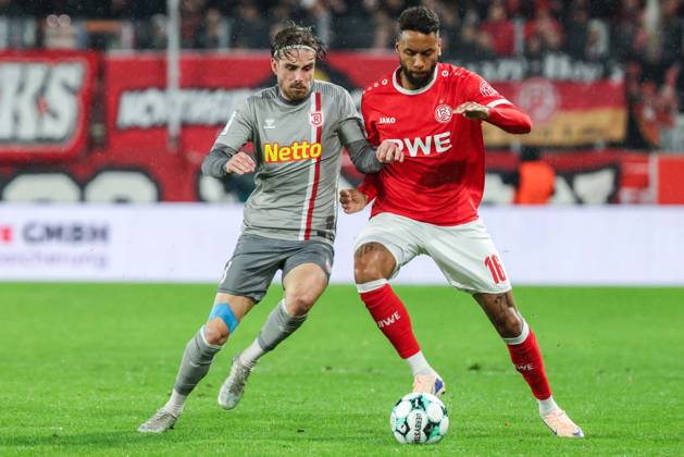 Soccer, 3rd Division, Matchday 11: Rot Weiss Essen vs. Jahn Regensburg on October 23, 2026, at the Stadion an der Hafenstraße in Essen. David Philipp (Regensburg, left) and Ruben Reisig (Essen, right). DFB regulations prohibit any use of photographs as image sequences and or quasi-video. xJRx