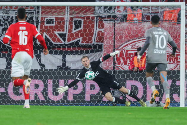 Soccer, 3rd Division, Matchday 11: Rot Weiss Essen vs. Jahn Regensburg on October 23, 2026, at the Stadion an der Hafenstraße in Essen. Jakob Golz of Essen blocks a shot. DFB regulations prohibit any use of photographs as image sequences and or quasi-video. xJRx