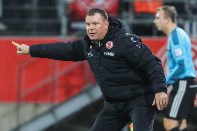 Soccer, 3rd Division, Matchday 11: Rot Weiss Essen vs. Jahn Regensburg on October 23, 2026, at the Stadion an der Hafenstraße in Essen. Uwe Koschinat, Head Coach of Essen. DFB regulations prohibit any use of photographs as image sequences and or quasi-video. xJRx
