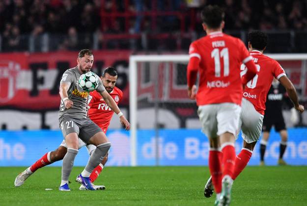 Rot Weiss Essen vs. SSV Jahn Regensburg ** FOR EDITORIAL PURPOSES ONLY ** EDITORIAL USE ONLY ** p Soccer 3rd Division, Matchday 11: Rot-Weiss Essen vs. SSV Jahn Regensburg on October 23, 2026, at the Stadion an der Hafenstrasse in Essen. Lucas Hermes (SSV Jahn Regensburg), in the foreground; Jose Enrique Rios Alonso (Rot-Weiss Essen), in the background. Germany, North Rhine-Westphalia, Essen. Copyright ThorstenxTillmann Copyright: ThorstenxTillmann doc885pbux7tqv1b0zvgndh ,EDITORIAL USE ONLY Copyright: ThorstenxTillmann