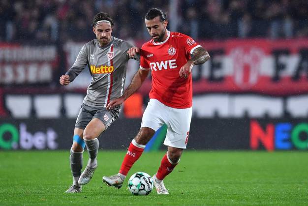 Rot Weiss Essen vs. SSV Jahn Regensburg ** FOR EDITORIAL USE ONLY ** EDITORIAL USE ONLY ** p Soccer 3rd Division, Matchday 11: Rot Weiss Essen vs. SSV Jahn Regensburg on October 23, 2026, at the Stadion an der Hafenstrasse in Essen. David Philipp (SSV Jahn Regensburg), on the left, Jose Enrique Rios Alonso of Rot-Weiss Essen; on the right, Essen, North Rhine-Westphalia, Germany. Copyright ThorstenxTillmann Copyright: ThorstenxTillmann doc885pbv1w2h3vjx8vngf ,EDITORIAL USE ONLY Copyright: ThorstenxTillmann