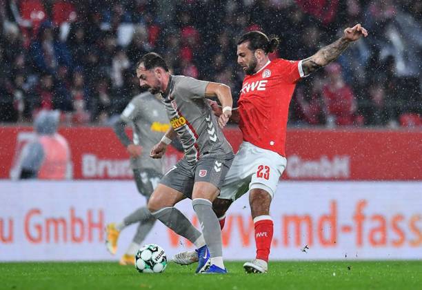 Rot Weiss Essen vs. SSV Jahn Regensburg ** FOR EDITORIAL USE ONLY ** EDITORIAL USE ONLY ** p Soccer 3rd Division, Matchday 11: Rot-Weiss Essen vs. SSV Jahn Regensburg on October 23, 2026, at the Stadion an der Hafenstrasse in Essen. Lucas Hermes (SSV Jahn Regensburg), on the left, Jose Enrique Rios Alonso of Rot-Weiss Essen; on the right, Essen, North Rhine-Westphalia, Germany. Copyright ThorstenxTillmann Copyright: ThorstenxTillmann doc885pbv4uzivmoy91sc5 ,EDITORIAL USE ONLY Copyright: ThorstenxTillmann
