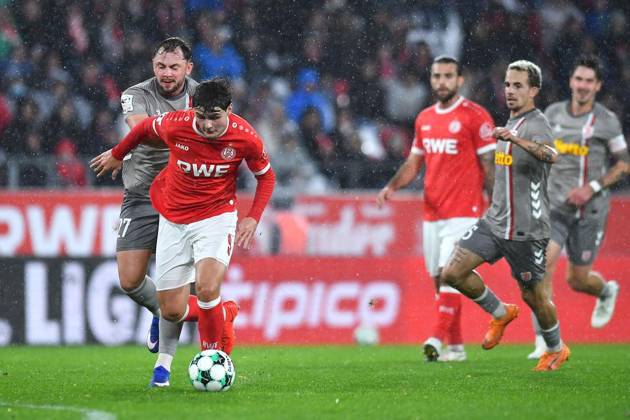 Rot Weiss Essen vs. SSV Jahn Regensburg ** FOR EDITORIAL PURPOSES ONLY ** EDITORIAL USE ONLY ** p Soccer 3rd Division, Matchday 11: Rot-Weiss Essen vs. SSV Jahn Regensburg on October 23, 2026, at the Stadion an der Hafenstrasse in Essen. Jaka Cuber Potocnik (Rot-Weiss Essen), in the foreground; Lucas Hermes (SSV Jahn Regensburg), in the background. Germany, North Rhine-Westphalia, Essen. Copyright ThorstenxTillmann Copyright: ThorstenxTillmann doc885pbv65e6q19jv0ynd9 ,EDITORIAL USE ONLY Copyright: ThorstenxTillmann