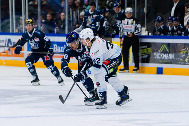 Kassel, Germany, October 22, 2026; DEL2 2026–2027, Game 11: Kassel Huskies vs. Blue Devils Weiden. Pictured, from left, in a face-off: Darren Mieszkowski (ECK) and Yuma Grimm (BDW) at Probonio Arena in Hesse. Copyright: xFotostandx xKruczynskix