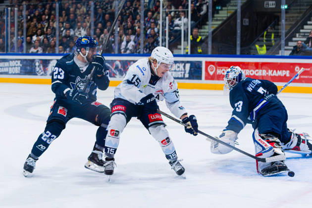 Kassel, Germany, October 22, 2026; DEL2 2026–2027, Game 11: Kassel Huskies vs. Blue Devils Weiden. Pictured: Charlie Jahnke (BDW) scores the goal to tie the game at 1–1 at Probonio Arena Hessen. Copyright: xFotostandx xKruczynskix