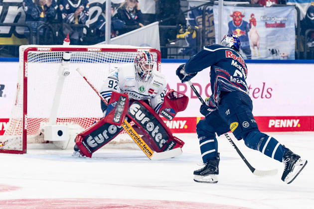 Jeremy McKenna, EHC Red Bull Munich, 91, misses a shot against Andreas Jenike, goaltender, Iserlohn Roosters, 92 GER, EHC Red Bull Munich vs. Iserlohn Roosters, DEL, 2026–2027 season, Matchday 11, October 23, 2026 Photo: HMB Media, Franz Feiner Copyright: HMBxMedia FranzxFeiner