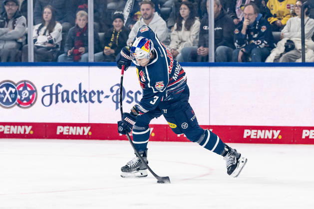 Lukas Klok, EHC Red Bull Munich, No. 03 on a slap shot (GER), EHC Red Bull Munich vs. Iserlohn Roosters, DEL, 2026–2027 season, Matchday 11, October 23, 2026 Photo: HMB Media, Franz Feiner Copyright: HMBxMedia FranzxFeiner