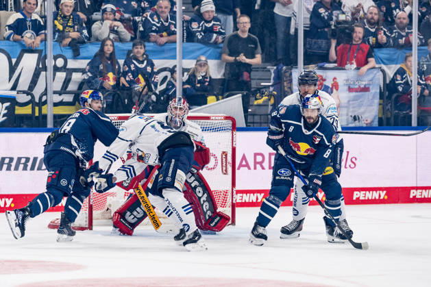 Emil Johansson of the Iserlohn Roosters, 57, and Colin Ugbekile of the Iserlohn Roosters, 79, defend against Lucas Thaler of the EHC Red Bull Munich, 48, and Tobias Rieder of the EHC Red Bull Munich, 08, in front of the net of goaltender Andreas Jenike, Iserlohn Roosters, 92 GER, EHC Red Bull Munich vs. Iserlohn Roosters, DEL, 2026–2027 season, Matchday 11, October 23, 2026. Photo: HMB Media, Franz Feiner Copyright: HMBxMedia FranzxFeiner
