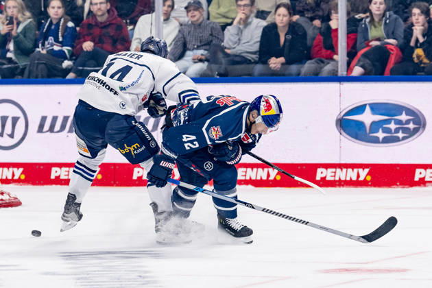 Battle for the Puck: Face-off between Cole Maier of the Iserlohn Roosters (No. 14) and Yasin Ehliz of EHC Red Bull Munich (No. 42, GER), EHC Red Bull Munich vs. Iserlohn Roosters, DEL, 2026–2027 season, Matchday 11, October 23, 2026 Photo: HMB Media, Franz Feiner Copyright: HMBxMedia FranzxFeiner