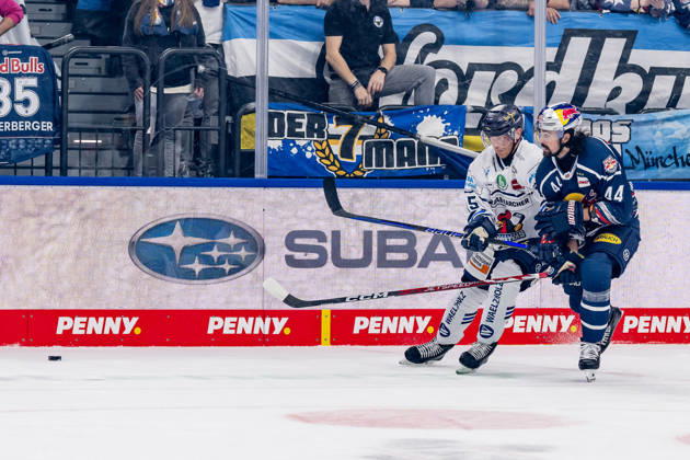 Battle for the Puck: Face-off between Joonas Naettinen of the Iserlohn Roosters (No. 15) and Trevor Carrick of EHC Red Bull Munich (No. 44, GER), EHC Red Bull Munich vs. Iserlohn Roosters, DEL, 2026–2027 season, Matchday 11, October 23, 2026. Photo: HMB Media, Franz Feiner Copyright: HMBxMedia FranzxFeiner