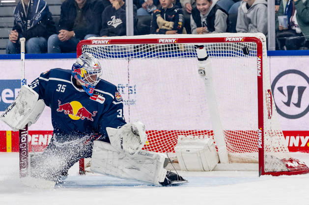 Mathias Niederberger, goaltender, EHC Red Bull Munich, 35, lucky—the puck hits the crossbar. GER, EHC Red Bull Munich vs. Iserlohn Roosters, DEL, 2026–2027 season, Matchday 11, October 23, 2026. Photo: HMB Media, Franz Feiner Copyright: HMBxMedia FranzxFeiner
