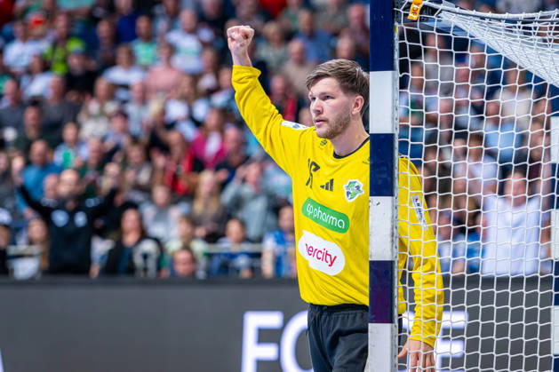 Simon Gade of TSV Hannover Burgdorf, No. 16 from the left, TSV Hannover Burgdorf (green) vs. TBV Lemgo Lippe (blue) on Matchday 10 of the 2026–2027 season in the Opel Handball Bundesliga on October 23, 2026, ZAG Arena Hannover, GER, Copyright: xJanxGuentherx xTSVxHannover-Burgdorfx