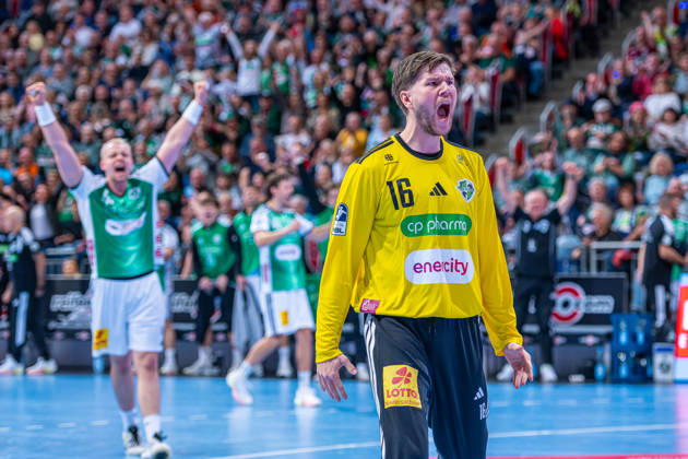 Simon Gade of TSV Hannover Burgdorf, No. 16 from the left, TSV Hannover Burgdorf (green) vs. TBV Lemgo Lippe (blue) on Matchday 10 of the 2026–2027 season in the Opel Handball Bundesliga on October 23, 2026, ZAG Arena Hannover, GER, Copyright: xJanxGuentherx xTSVxHannover-Burgdorfx