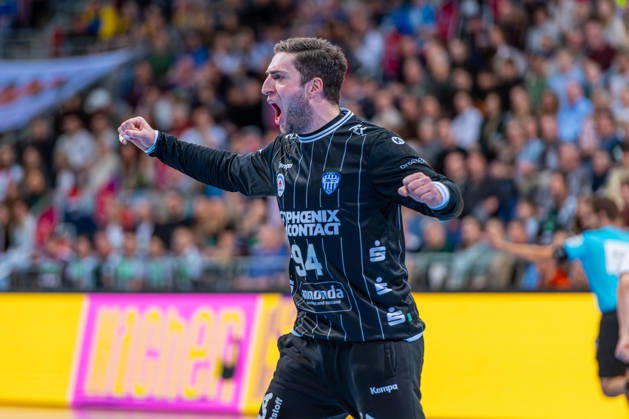 Domenico Ebner of TBV Lemgo Lippe, No. 94 (left), TSV Hannover Burgdorf (green) vs. TBV Lemgo Lippe (blue) on Matchday 10 of the 2026–2027 season in the Opel Handball Bundesliga on October 23, 2026, ZAG Arena Hannover, GER, Copyright: xJanxGuentherx xTSVxHannover-Burgdorfx