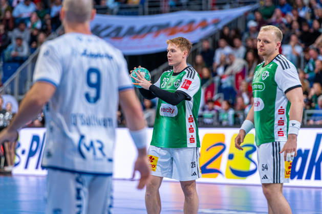 Jonathan Edvardsson of TSV Hannover Burgdorf, No. 26 (left), TSV Hannover Burgdorf (green) vs. TBV Lemgo Lippe (blue) on Matchday 10 of the 2026–2027 season in the Opel Handball Bundesliga, October 23, 2026, ZAG Arena Hannover, GER, Copyright: xJanxGuentherx xTSVxHannover-Burgdorfx