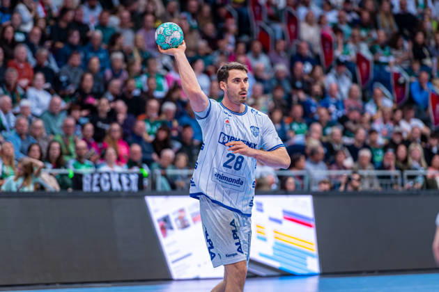 Hendrik Wagner of TBV Lemgo Lippe, No. 28 (left), TSV Hannover Burgdorf (green) vs. TBV Lemgo Lippe (blue) on Matchday 10 of the 2026–2027 season in the Opel Handball Bundesliga, October 23, 2026, ZAG Arena Hannover, GER, Copyright: xJanxGuentherx xTSVxHannover-Burgdorfx