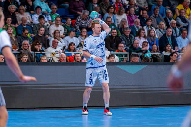 Nicolai Theilinger of TBV Lemgo Lippe, No. 3 from the left, TSV Hannover Burgdorf (green) vs. TBV Lemgo Lippe (blue) on Matchday 10 of the 2026–2027 season in the Opel Handball Bundesliga, October 23, 2026, ZAG Arena Hannover, GER, Copyright: xJanxGuentherx xTSVxHannover-Burgdorfx