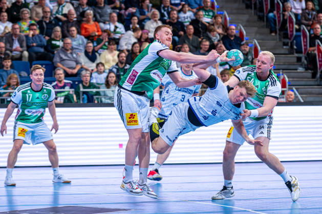 Lukas Stutzke, TSV Hannover Burgdorf, No. 39; Lukas Hutecek, TBV Lemgo Lippe, No. 2; Justus Fischer, TSV Hannover Burgdorf, No. 54 (from left), TSV Hannover Burgdorf (green) vs. TBV Lemgo Lippe (blue) on Matchday 10 of the 2026–2027 season in the Opel Handball Bundesliga, October 23, 2026, ZAG Arena Hannover, GER, Copyright: xJanxGuentherx xTSVxHannover-Burgdorfx