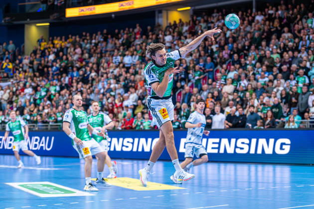 Sigvaldi Guðjonsson, TSV Hannover Burgdorf, No. 48 (left), TSV Hannover Burgdorf (green) vs. TBV Lemgo Lippe (blue) on Matchday 10 of the 2026–2027 season in the Opel Handball Bundesliga, October 23, 2026, ZAG Arena Hannover, GER, Copyright: xJanxGuentherx xTSVxHannover-Burgdorfx