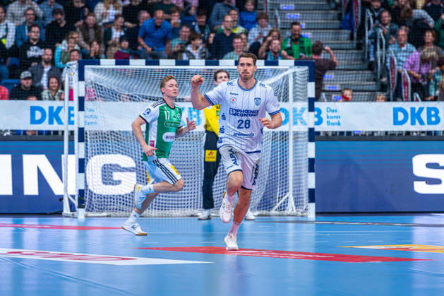 Hendrik Wagner of TBV Lemgo Lippe, No. 28 (left), TSV Hannover Burgdorf (green) vs. TBV Lemgo Lippe (blue) on Matchday 10 of the 2026–2027 season in the Opel Handball Bundesliga, October 23, 2026, ZAG Arena Hannover, GER, Copyright: xJanxGuentherx xTSVxHannover-Burgdorfx