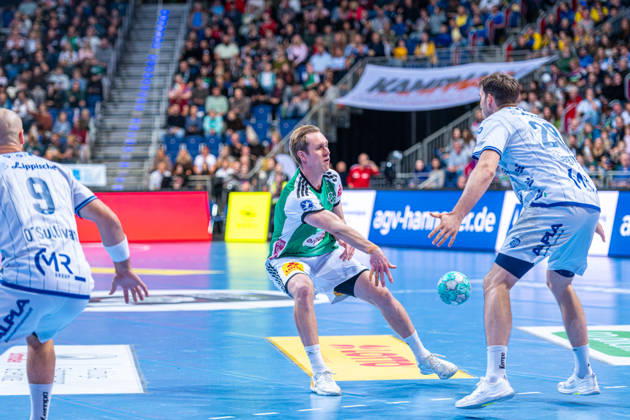 Marian Michalczik of TSV Hannover Burgdorf, No. 22 (left), TSV Hannover Burgdorf (green) vs. TBV Lemgo Lippe (blue) on Matchday 10 of the 2026–2027 season in the Opel Handball Bundesliga, October 23, 2026, ZAG Arena Hannover, GER, Copyright: xJanxGuentherx xTSVxHannover-Burgdorfx