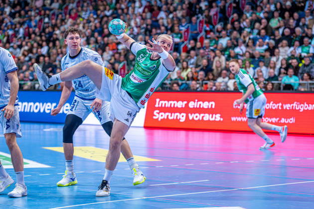 Justus Fischer, TSV Hannover Burgdorf, No. 54 (left), TSV Hannover Burgdorf (green) vs. TBV Lemgo Lippe (blue) on Matchday 10 of the 2026–2027 season in the Opel Handball Bundesliga, October 23, 2026, ZAG Arena Hannover, GER, Copyright: xJanxGuentherx xTSVxHannover-Burgdorfx