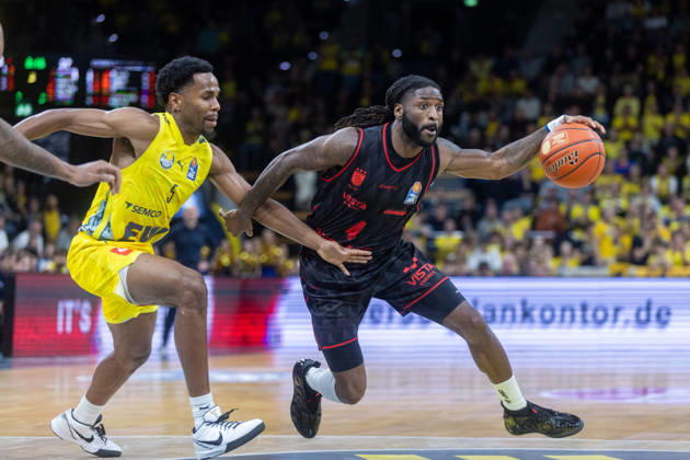 Oldenburg, Lower Saxony, Germany, October 23, 2026, Jordan Jones (right), BMA365 Bamberg Baskets, and Jeremy Roach (left), EWE Baskets Oldenburg; EWE Baskets Oldenburg vs. BMA365 Bamberg Baskets; Basketball 1; Basketball Bundesliga; 2026–2027 season, Matchday 6, Grosse EWE Arena: EWE Baskets Oldenburg vs. BMA365 Bamberg Baskets www.andreas-burmann.de