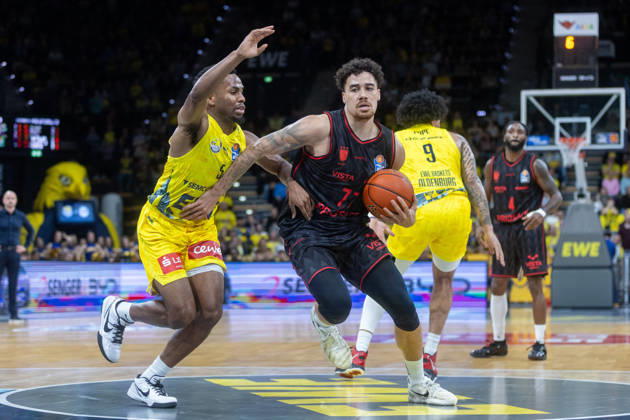 Oldenburg, Lower Saxony, Germany, October 23, 2026, Benjamin Koppke (center), BMA365 Bamberg Baskets; Jeremy Roach (left), EWE Baskets Oldenburg. EWE Baskets Oldenburg vs. BMA365 Bamberg Baskets. Basketball 1. Basketball Bundesliga. 2026–2027 season, Matchday 6, Grosse EWE Arena: EWE Baskets Oldenburg vs. BMA365 Bamberg Baskets www.andreas-burmann.de