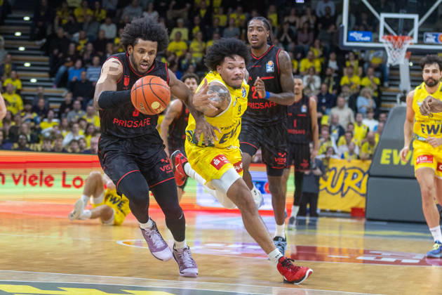 Oldenburg, Lower Saxony, Germany, October 23, 2026, Jordan Wright (left), BMA365 Bamberg Baskets, and Tylan Pope (right), EWE Baskets Oldenburg. EWE Baskets Oldenburg vs. BMA365 Bamberg Baskets. Basketball 1. Basketball Bundesliga. 2026–2027 season, Matchday 6, Grosse EWE Arena: EWE Baskets Oldenburg vs. BMA365 Bamberg Baskets www.andreas-burmann.de