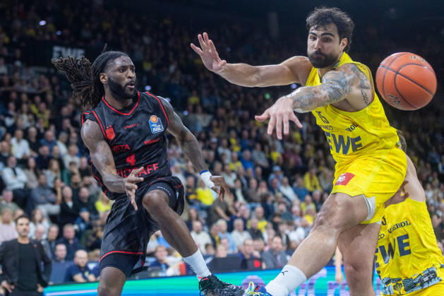 Oldenburg, Lower Saxony, Germany, October 23, 2026, Jordan Jones (left), BMA365 Bamberg Baskets, and Marcel Keßen (right), EWE Baskets Oldenburg. EWE Baskets Oldenburg vs. BMA365 Bamberg Baskets. Basketball 1. Basketball Bundesliga, 2026–2027 season, Matchday 6, Grosse EWE Arena: EWE Baskets Oldenburg vs. BMA365 Bamberg Baskets www.andreas-burmann.de