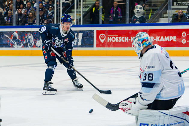 Kassel, Germany, October 22, 2026 DEL2 2026–2027 Game 11: Kassel Huskies vs. Blue Devils Weiden. Pictured, from left, in a one-on-one battle: Laurin Braun (ECK) and goalie Kristian Hufsky (BDW) at Probonio Arena in Hesse. Copyright: xFotostandx xKruczynskix