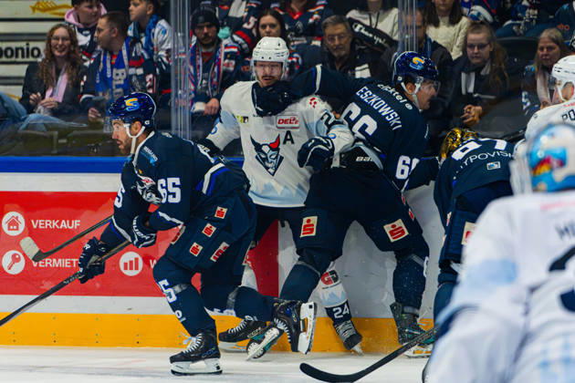 Kassel, Germany, October 22, 2026 DEL2 2026–2027 Game 11: Kassel Huskies vs. Blue Devils Weiden. Pictured, from left, in a one-on-one battle: Niklas Postel (BDW) and Darren Mieszkowski (ECK) at Probonio Arena in Hesse. Copyright: xFotostandx xKruczynskix