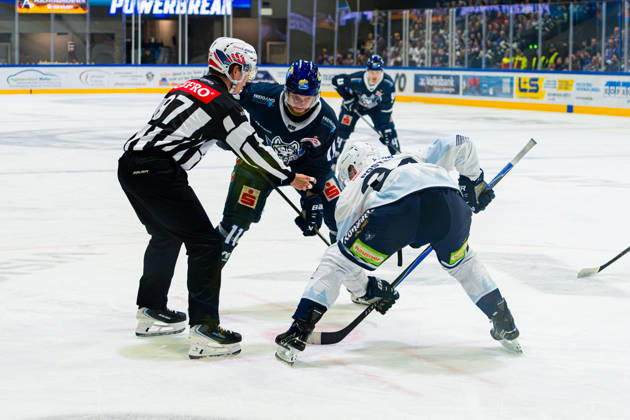 Kassel, Germany, October 22, 2026 DEL2 2026–2027 Game 11: Kassel Huskies vs. Blue Devils Weiden. Pictured, from left, in a one-on-one battle: Jake Weidner (ECK) and Niklas Postel (BDW) at Probonio Arena in Hesse. Copyright: xFotostandx xKruczynskix