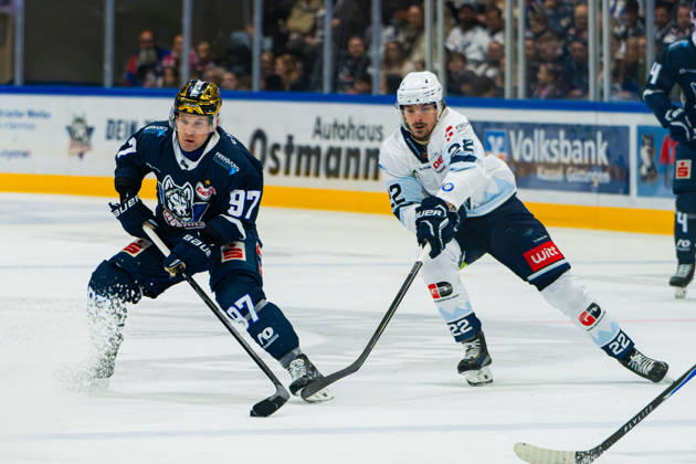 Kassel, Germany, October 22, 2026 DEL2 2026–2027 Game 11: Kassel Huskies vs. Blue Devils Weiden. Pictured, from left, in a face-off: Matt White (ECK) and Yuma Grimm (BDW). Probonio Arena, Hesse Copyright: xFotostandx xKruczynskix