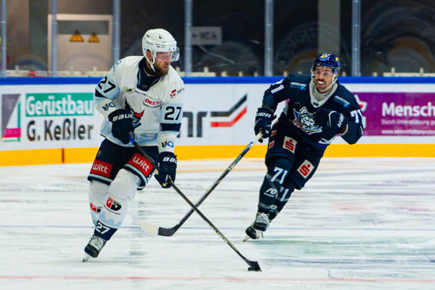 Kassel, Germany, October 22, 2026; DEL2 2026–2027, Game 11: Kassel Huskies vs. Blue Devils Weiden. Pictured, from left, in a one-on-one battle: Dominik Bohac (BDW) and Tristan Keck (ECK), Probonio Arena, Hesse Copyright: xFotostandx xKruczynskix
